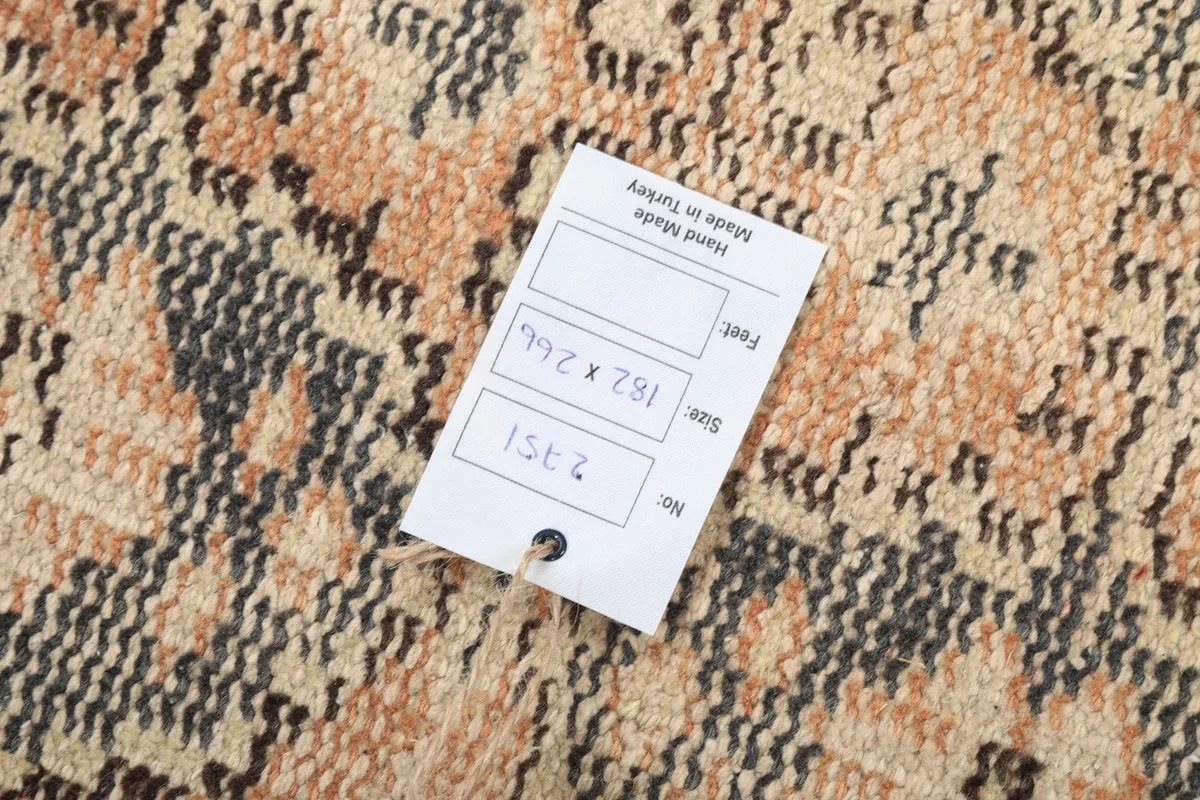 Close-up of the rug's pile texture with a size tag indicating 182 x 266 cm