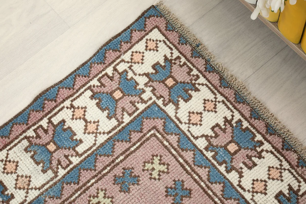 Corner detail of the rug, showing the transition from border to field