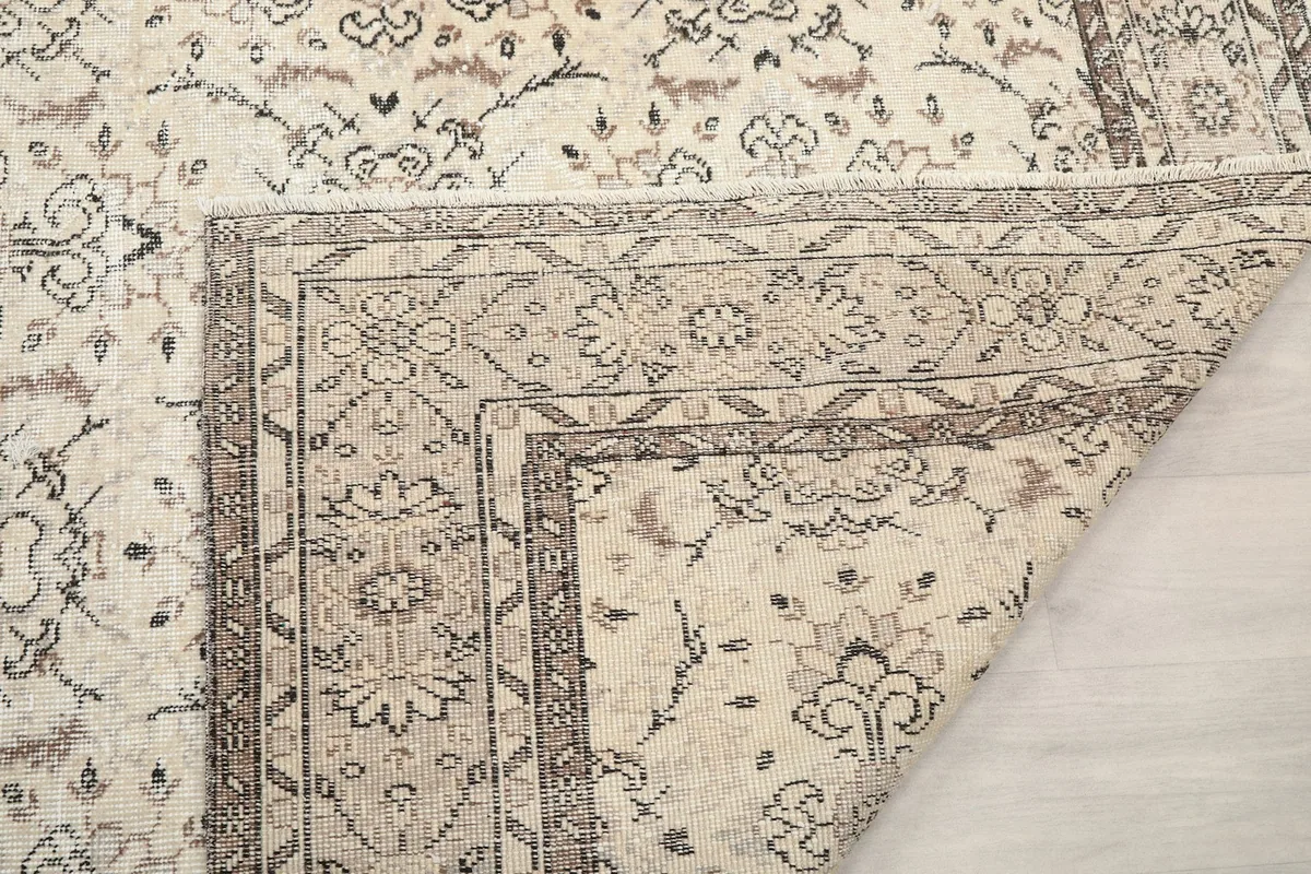Close-up of the short, natural fringe and the finished edge of the hand-knotted rug