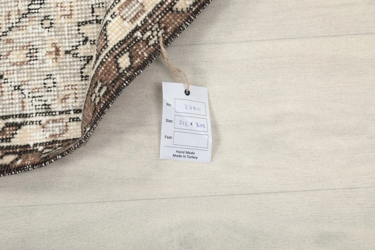 Product tag showing the dimensions and origin of the hand-knotted vintage Anatolian rug