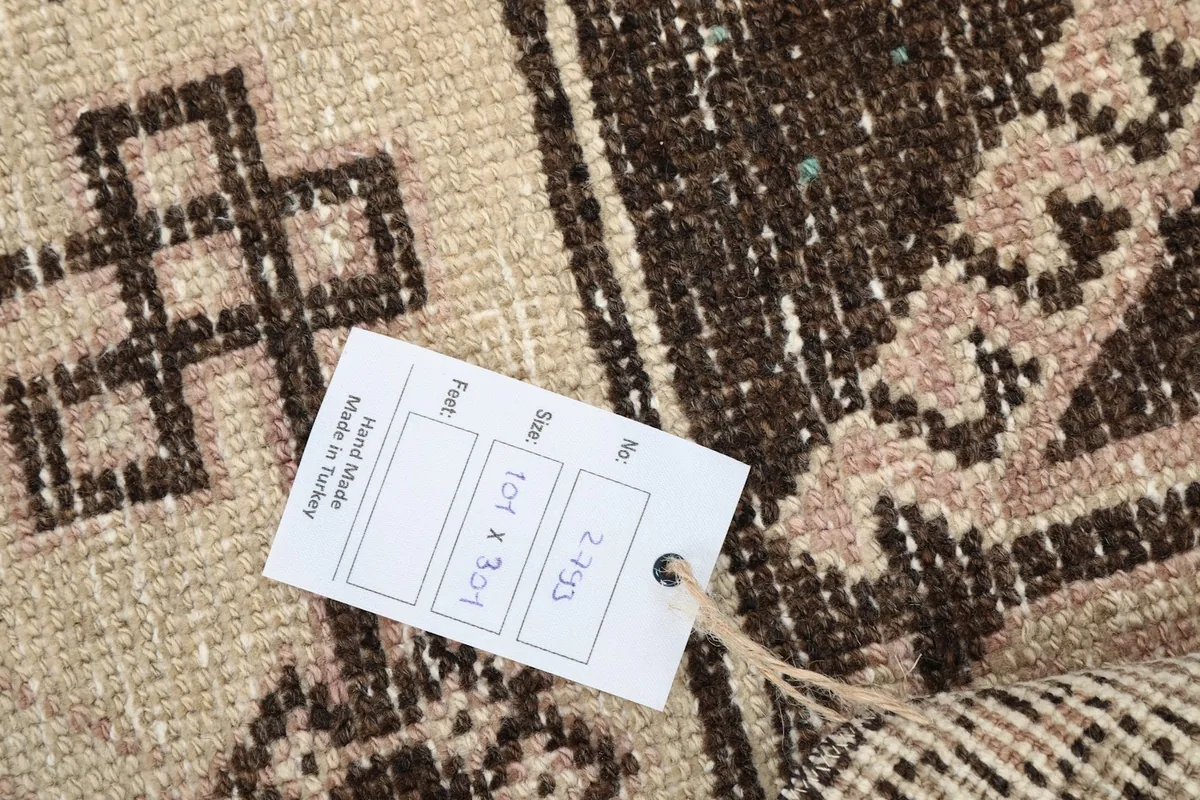 Detail shot of the rug's pile and a product tag showing dimensions and origin.