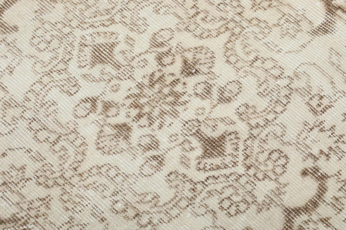 Close-up texture of the low wool pile and hand-knotted details