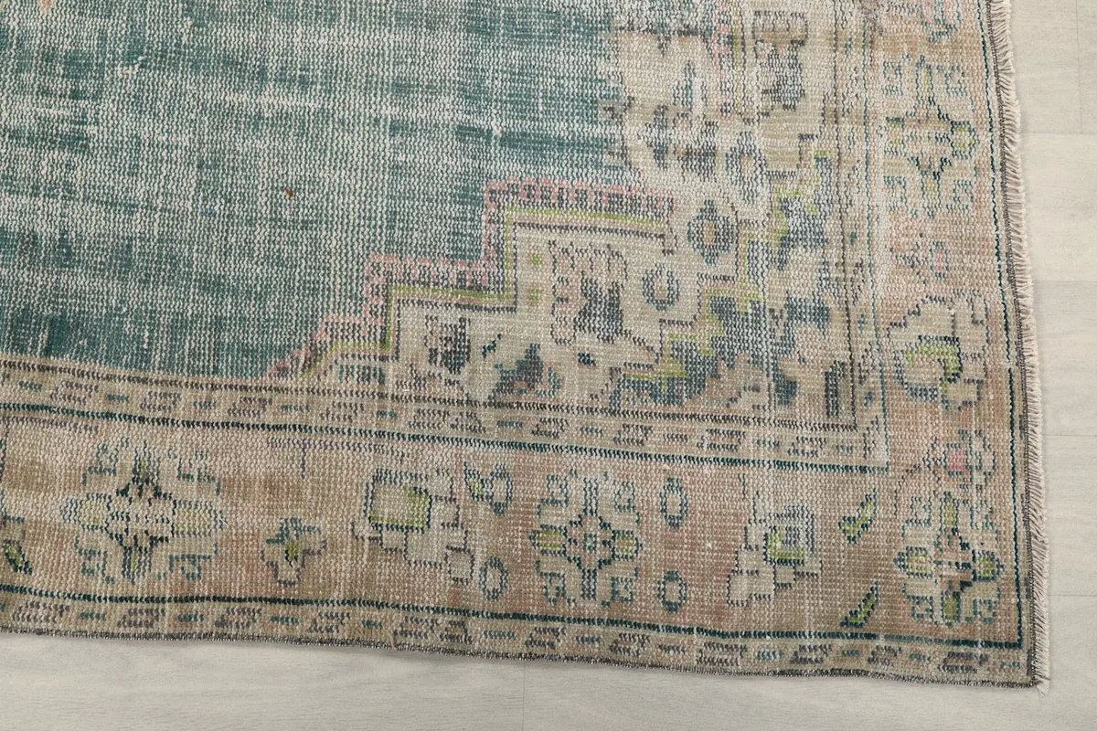 Detailed view of the beige border with rose and green accents