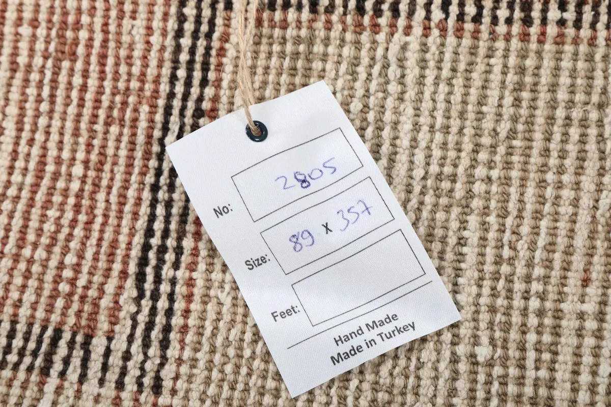 Product tag attached to the back of the rug, displaying its number and dimensions