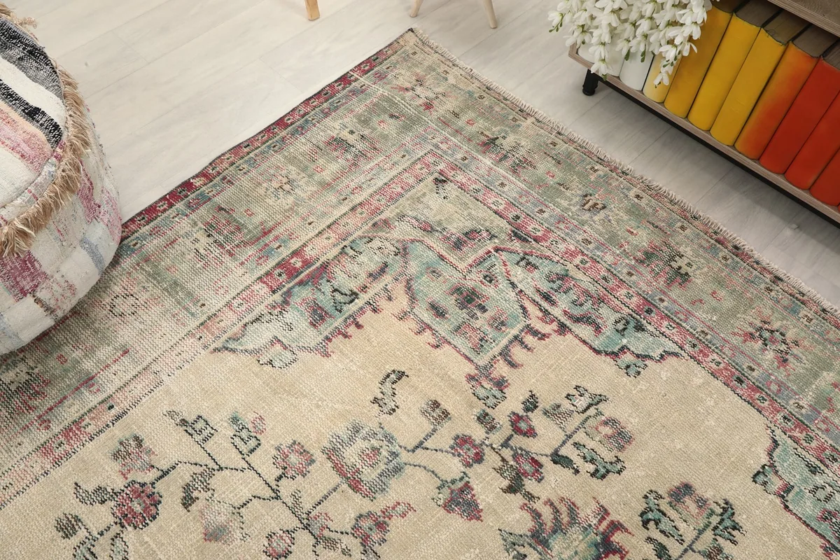 Corner view of the rug, highlighting the blending of colors in the border and field.