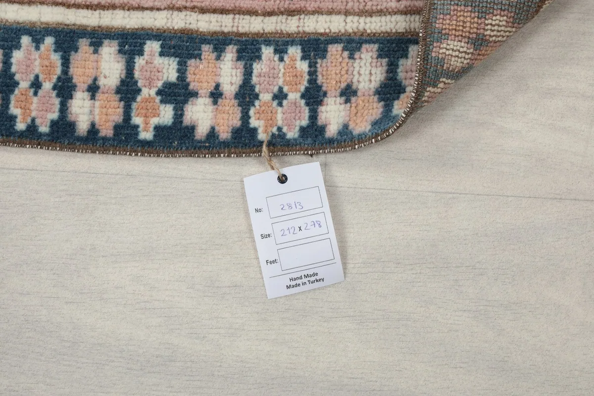 Close-up of the rug's edge and the product tag with size information.