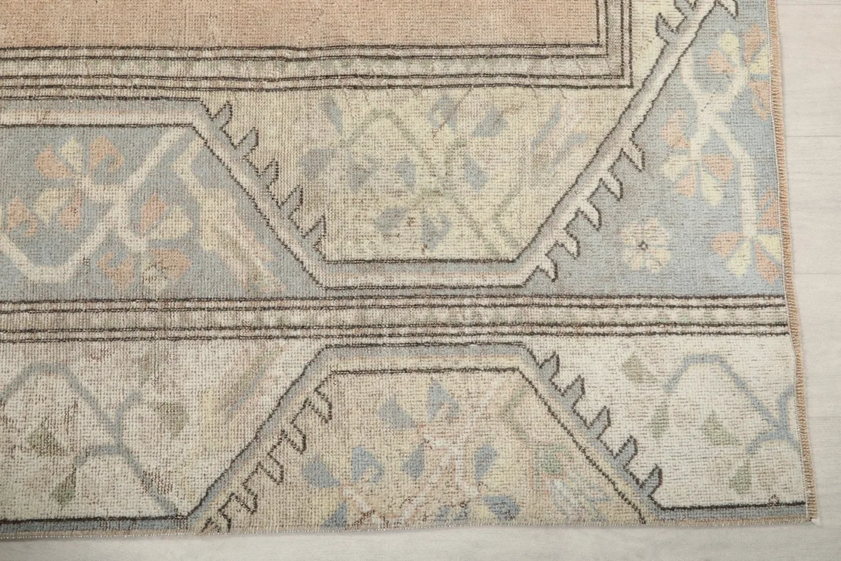 Detail of the gray border with geometric patterns and a faint ivory design