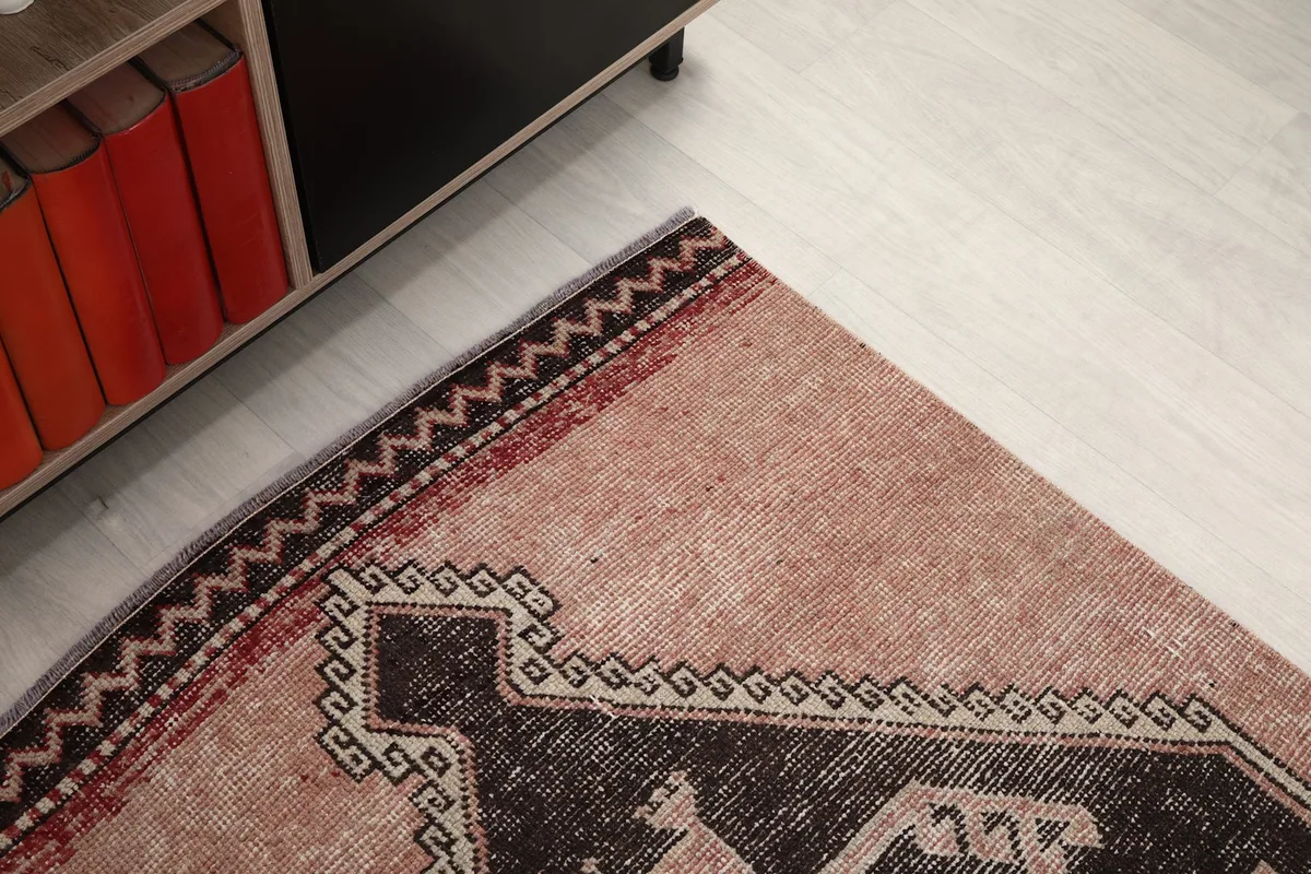 Detail of the subtle border design and the color transition at the end of the rug.