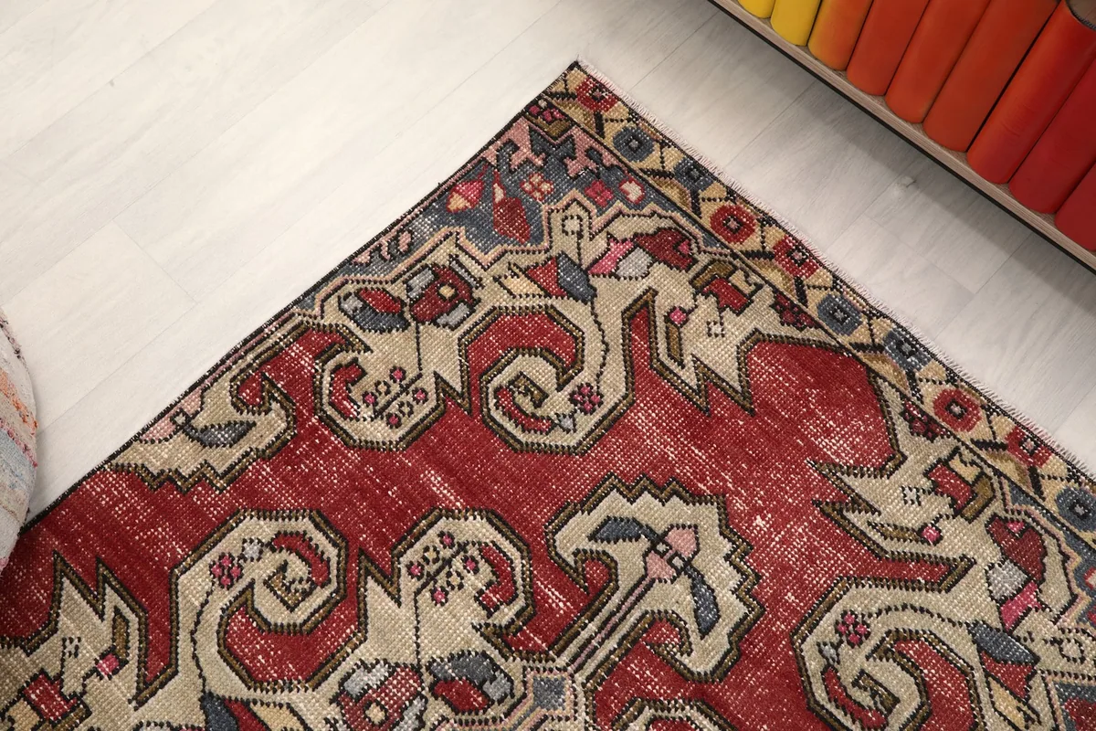 Close-up of a rug corner, revealing the outer border design and edge finishing.