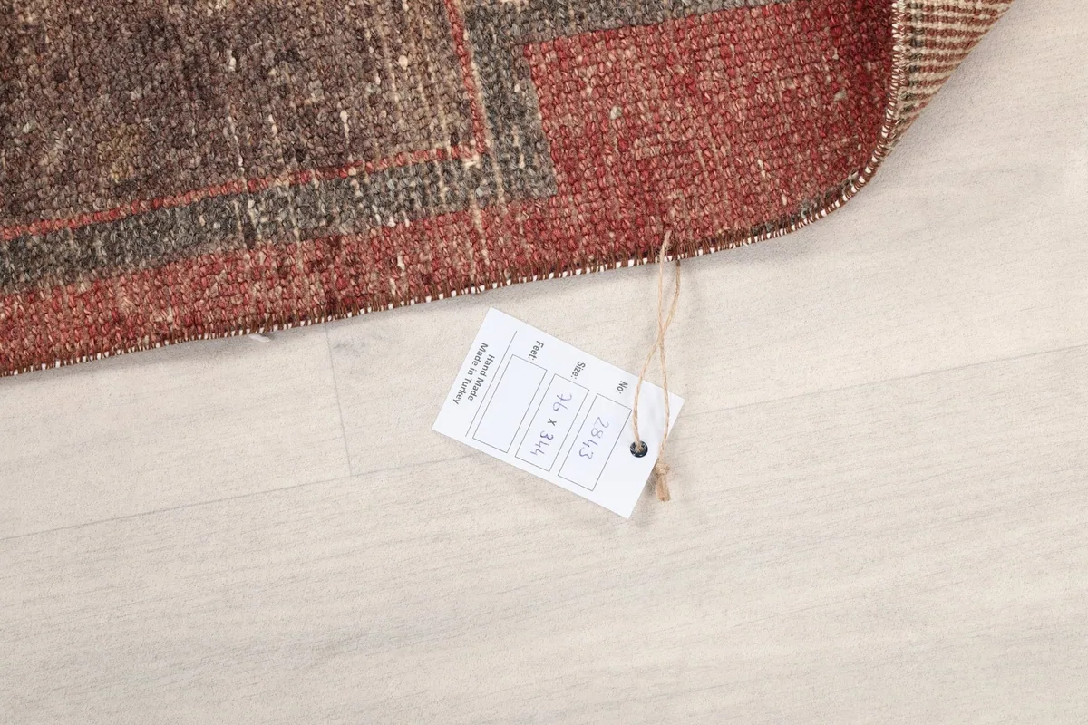 Product tag attached to the rug, displaying size information and material details.