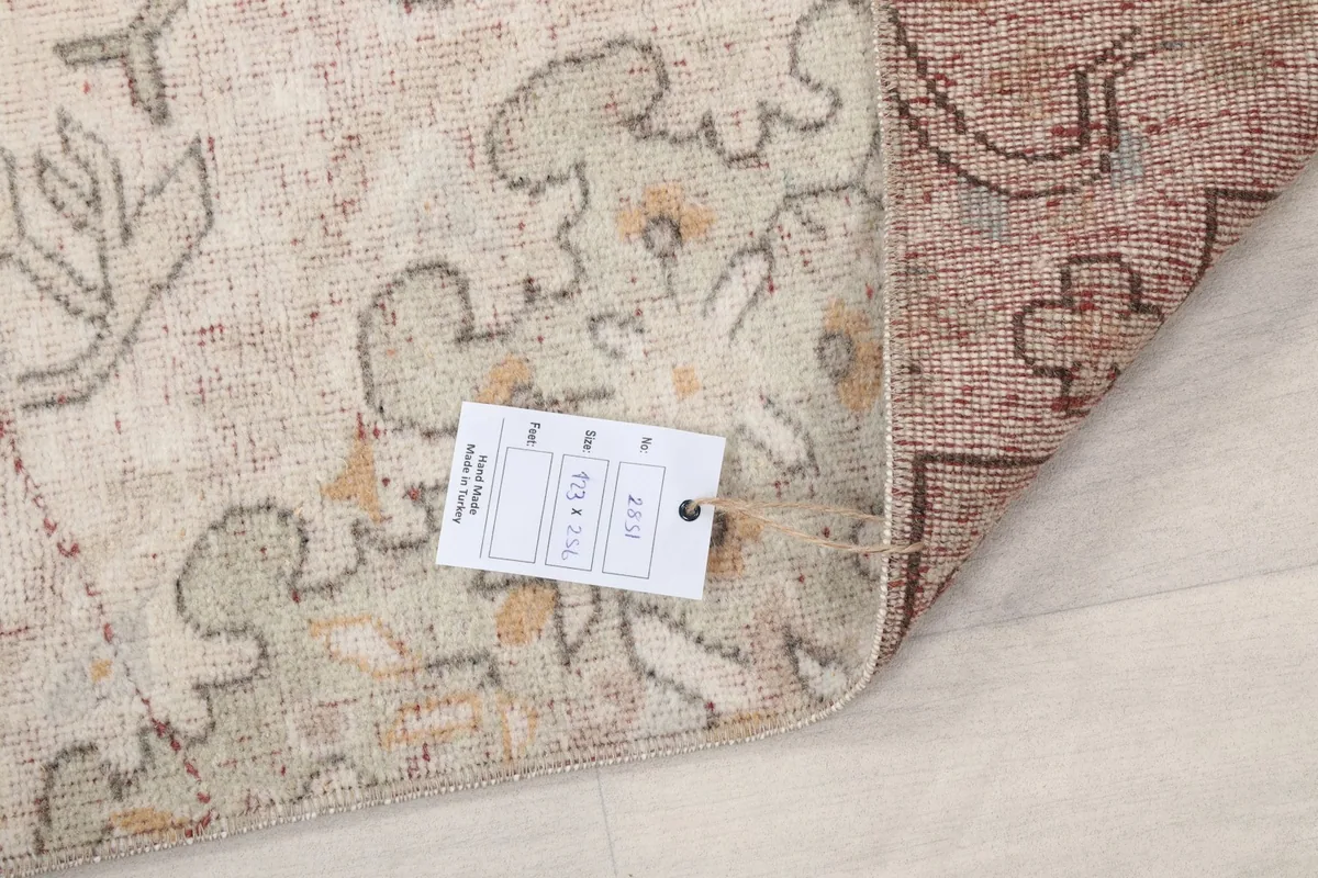 Rug corner with a size tag, showing 4'0" x 8'5" dimensions