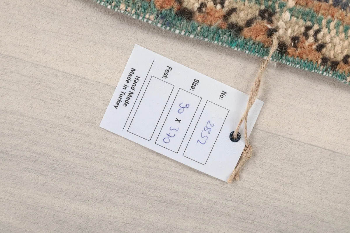 Information tag attached to the rug, showing the size in centimeters and the origin as Turkey.