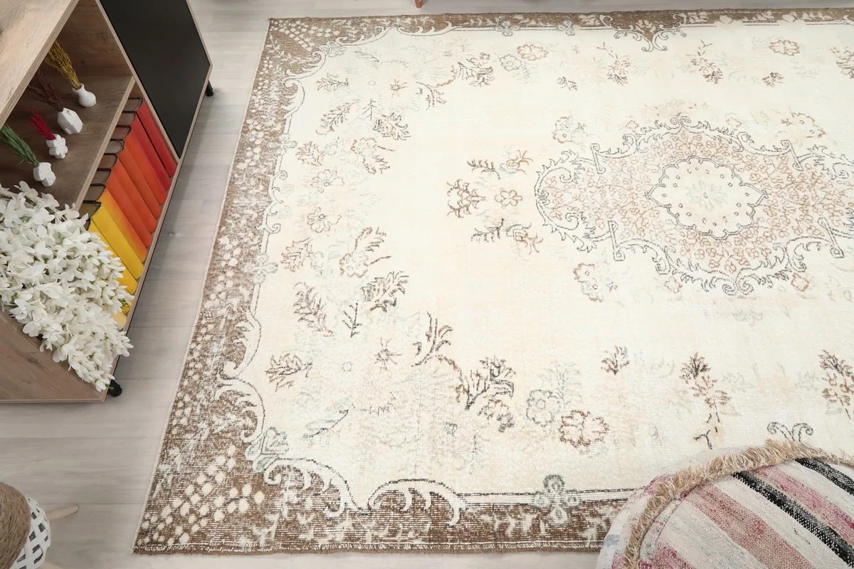 Angle view of the ivory rug, focusing on the overall pattern and border