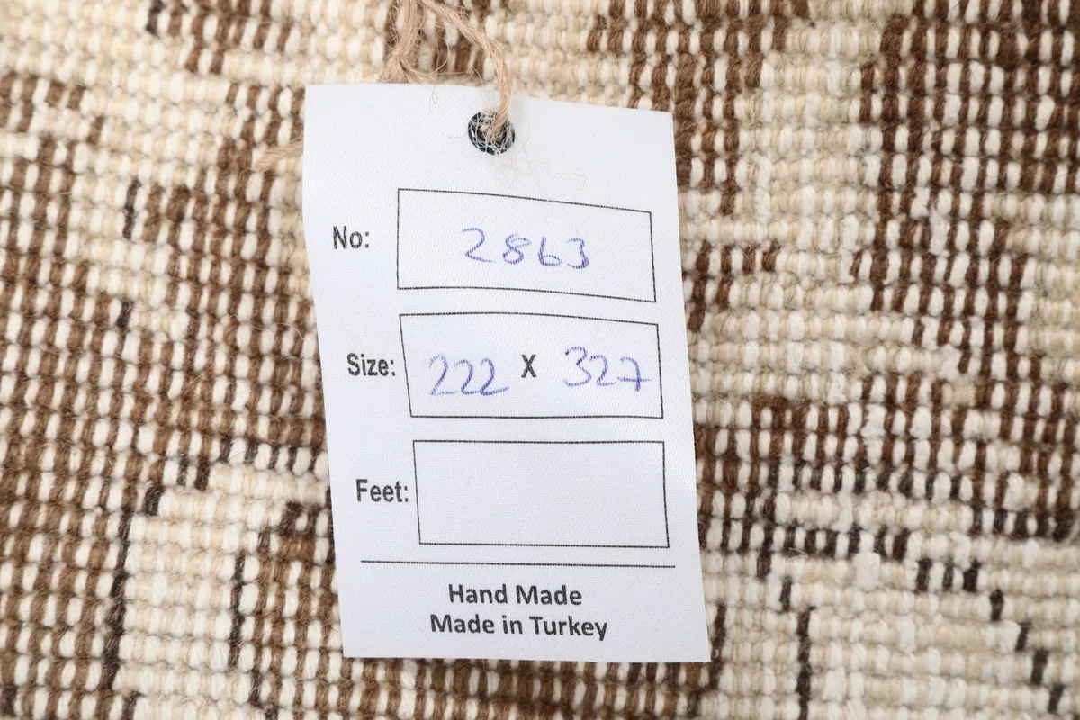 Tag displaying the rug's dimensions in centimeters, confirming hand-made origin from Turkey