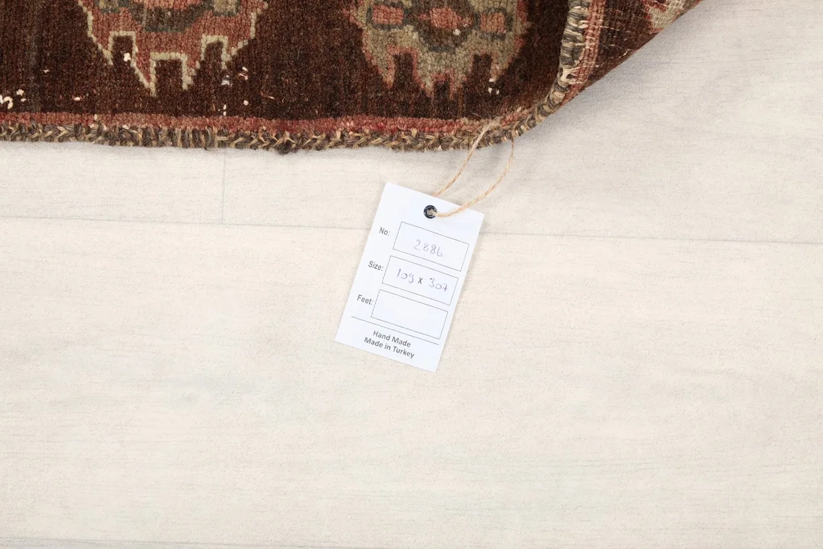 Product tag showing the size and origin information for the hand-knotted rug.