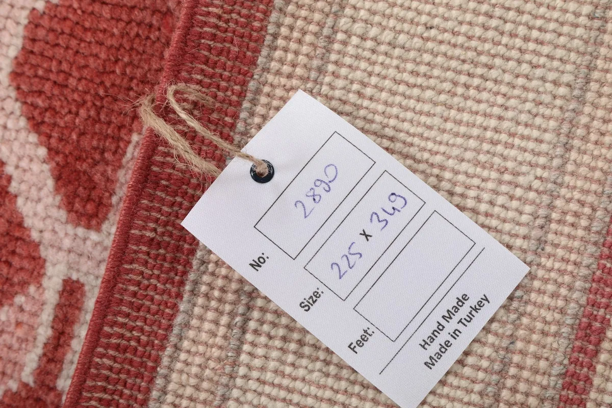 Close-up of the rug's back with a tag showing the item number and size in centimeters.