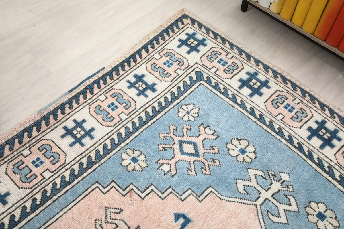 Corner detail of the rug's border design and outer navy edge