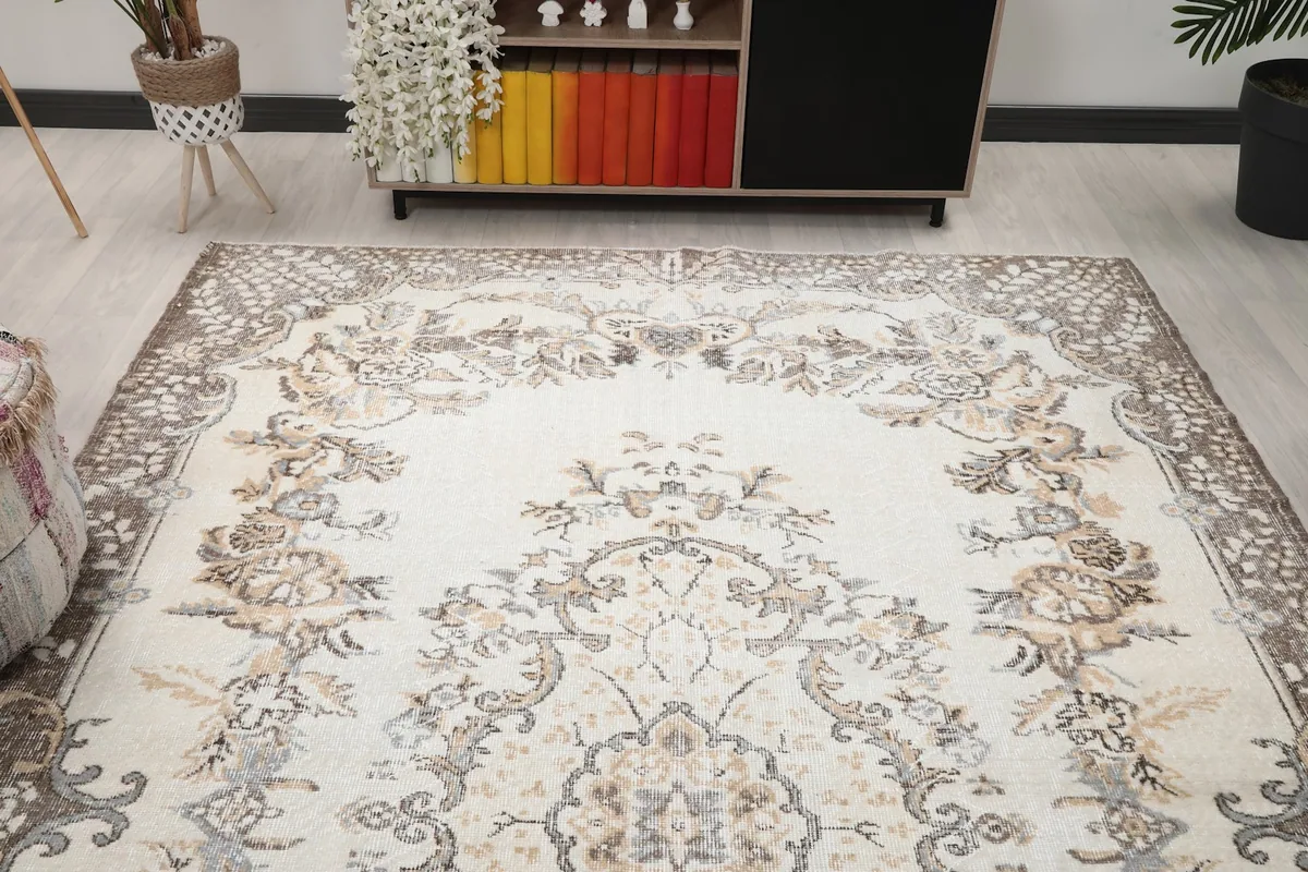 Room view from another angle, displaying the full ivory gray area rug