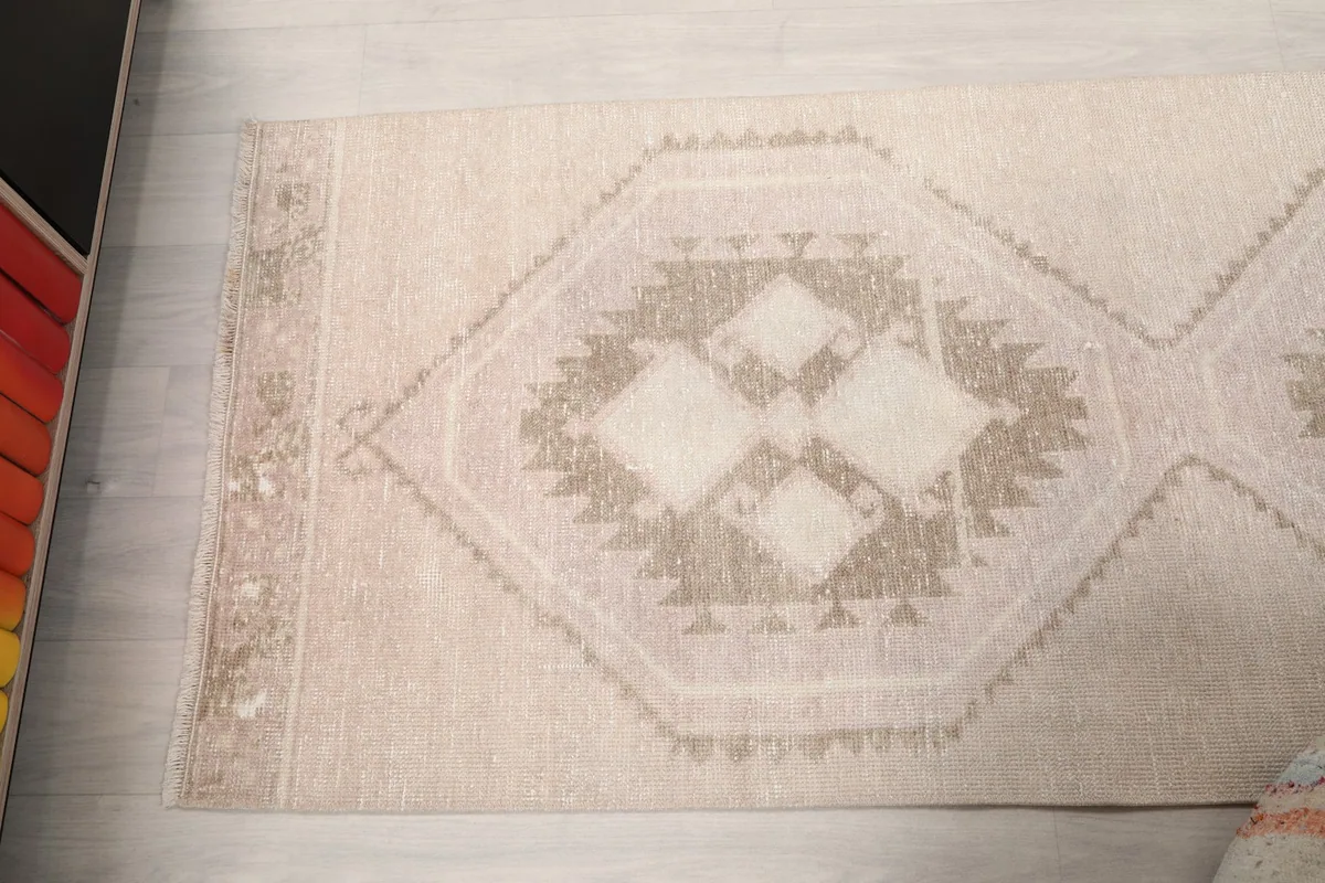 Partial overhead view showing a section of the runner and its geometric design