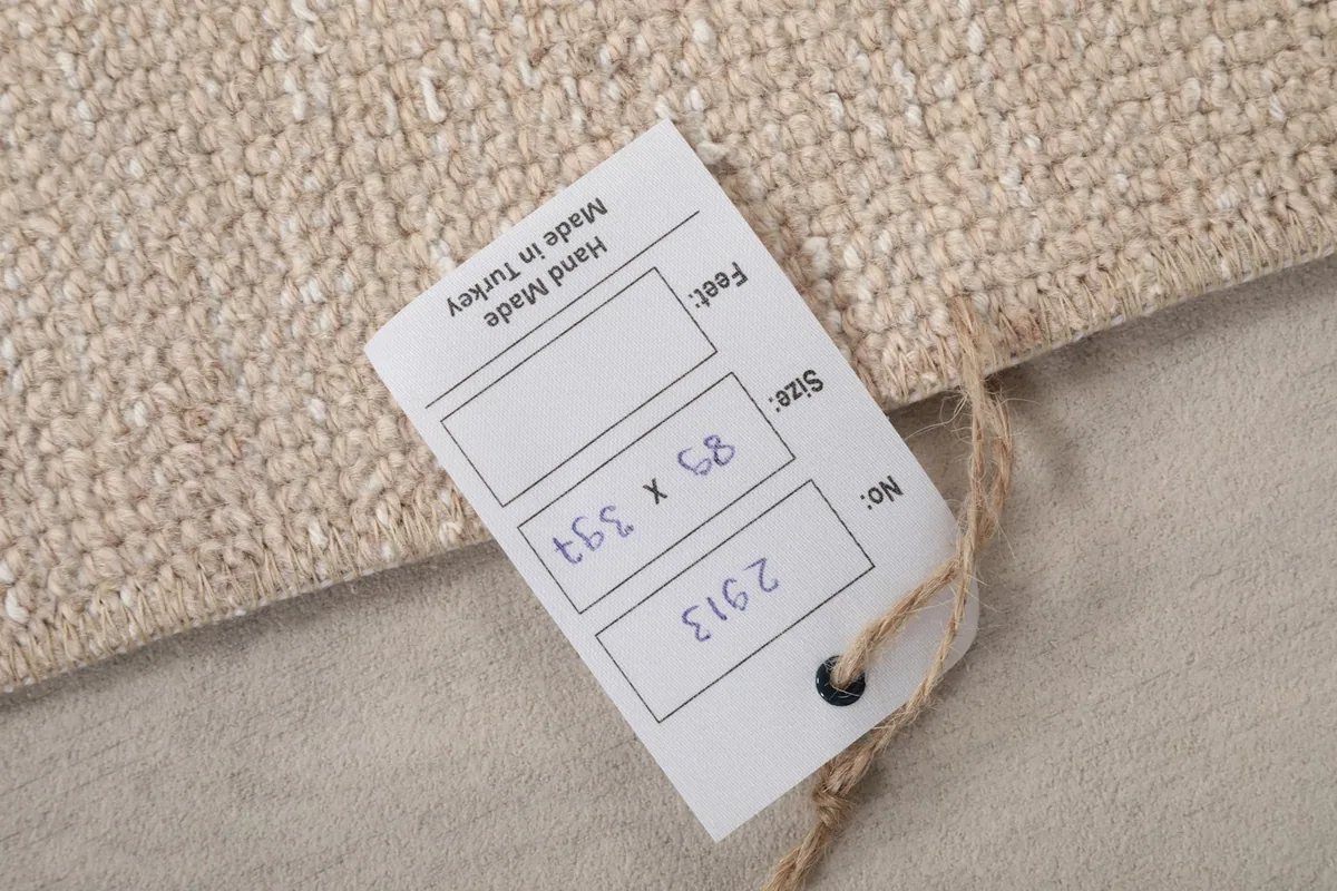 Close-up of the product tag indicating size in cm and origin