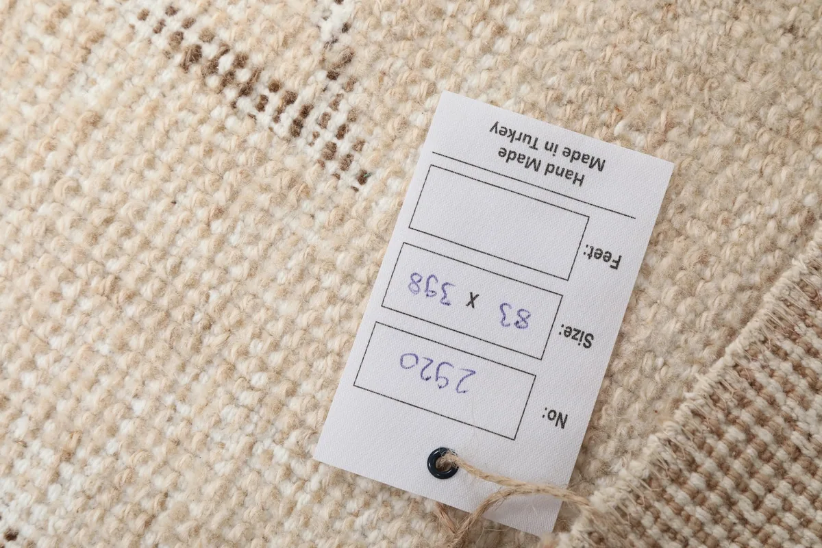 Close-up of the product tag attached to the rug, displaying size and origin information