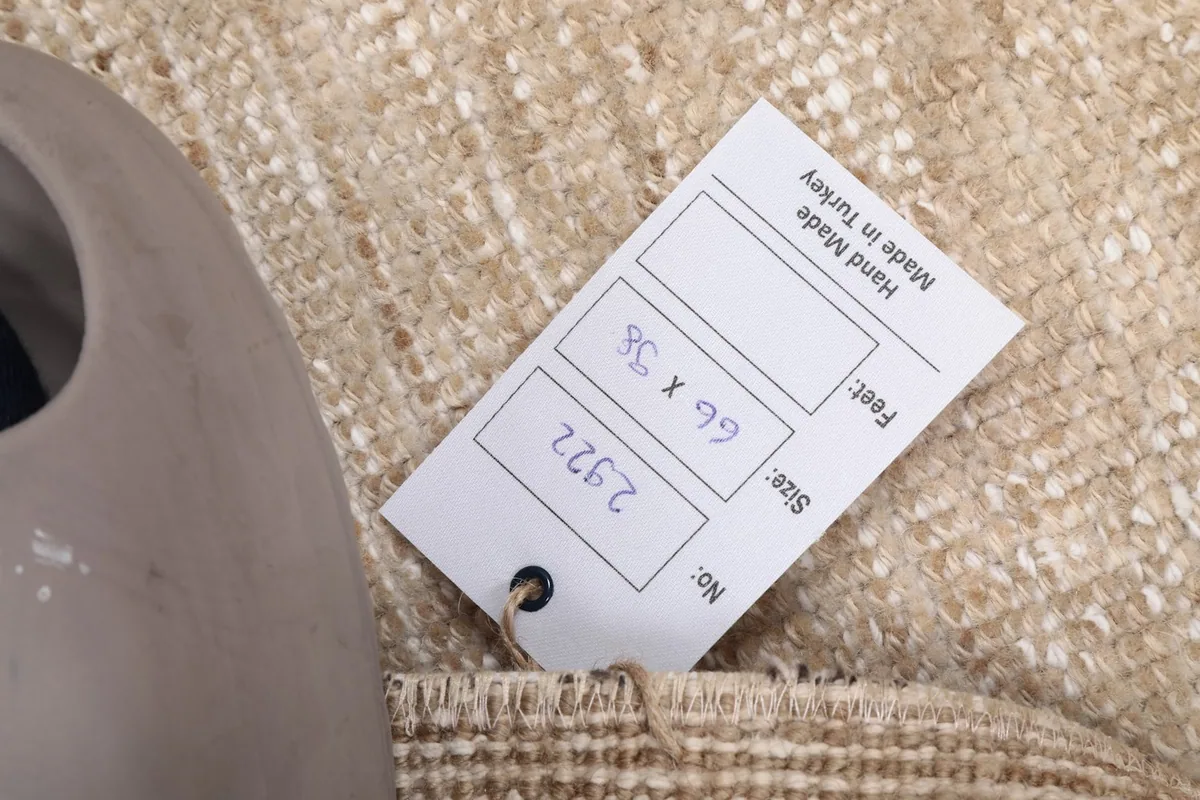 Product tag showing the rug's dimensions (66 x 98 cm) and origin (Hand Made in Turkey)