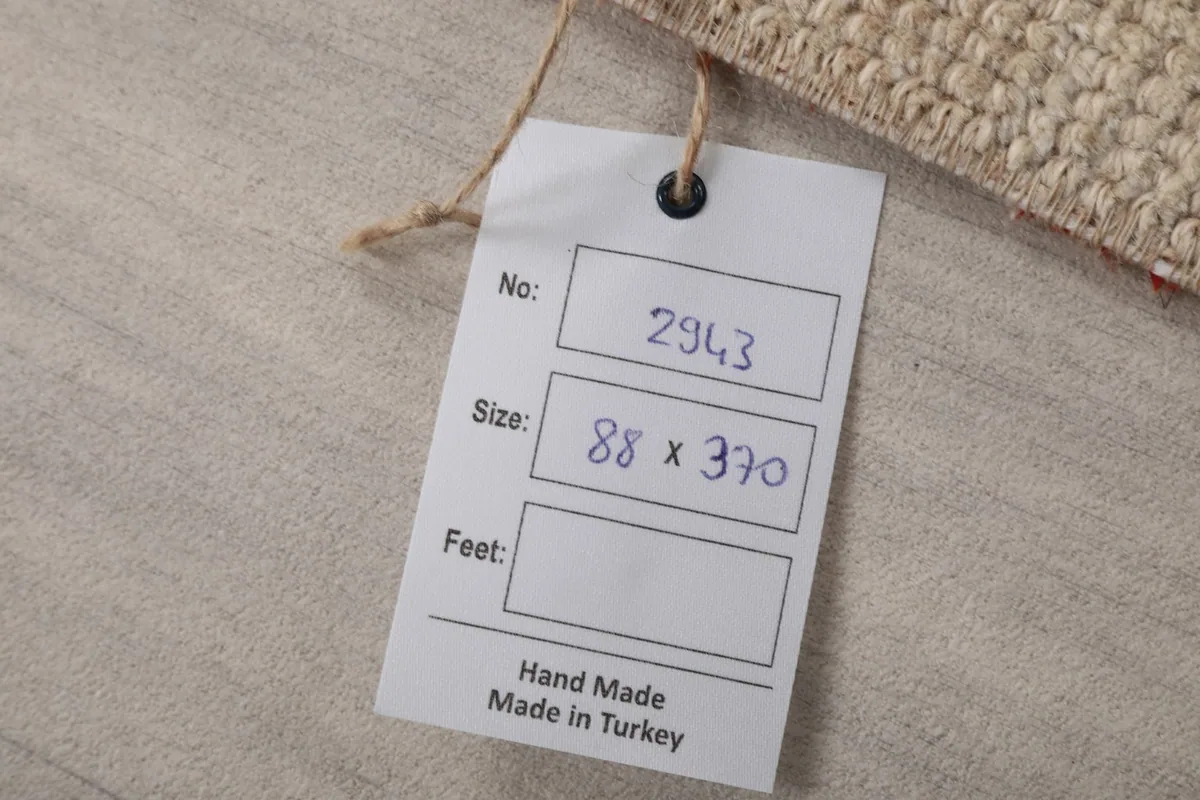 Tag showing the rug's product number and dimensions in centimeters.