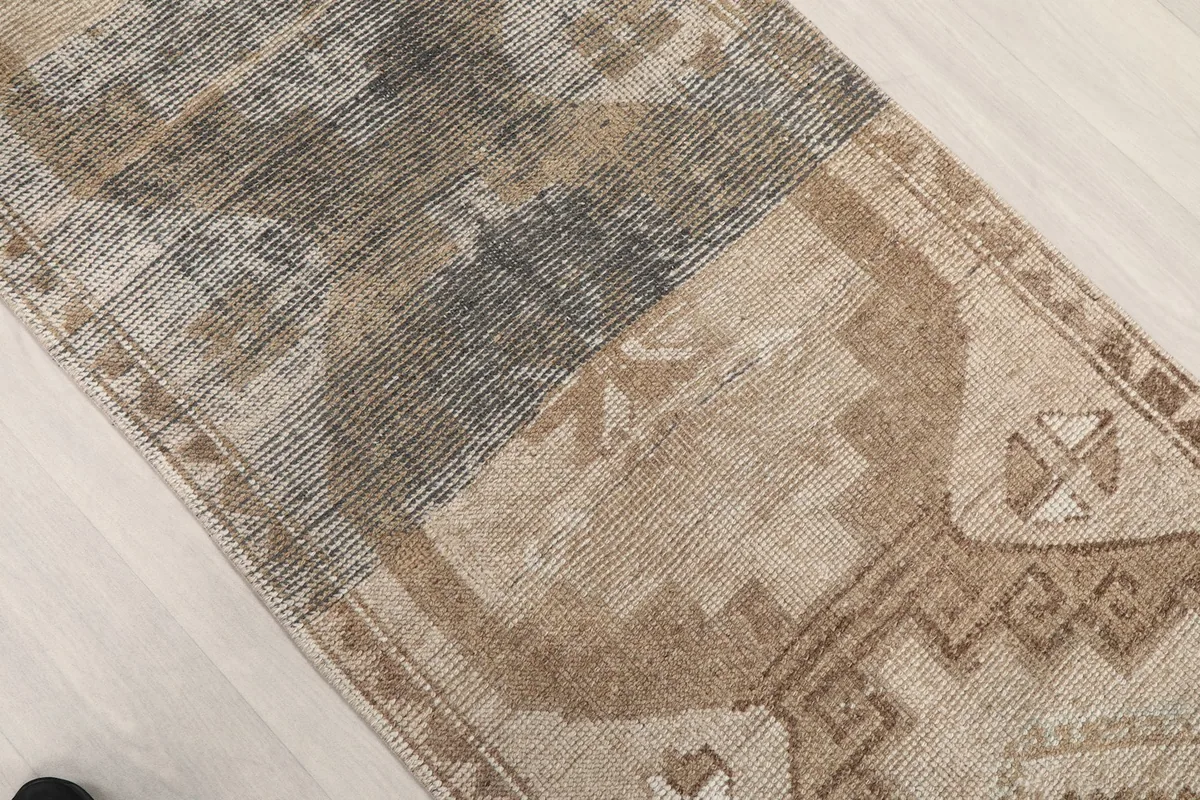 Close-up of the center section of the runner, highlighting the faded gray and tan areas