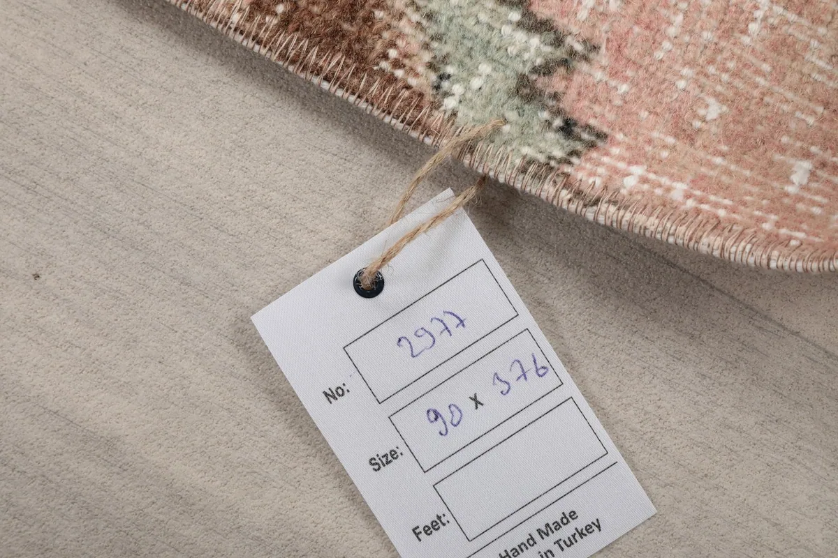 Tag showing the rug's dimensions 90 x 376 cm and hand-made origin in Turkey