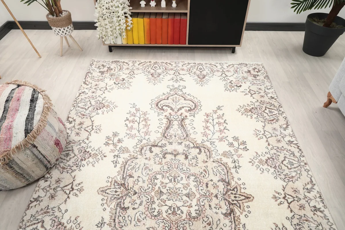 Wide angle view of the ivory vintage rug in a living room with decor