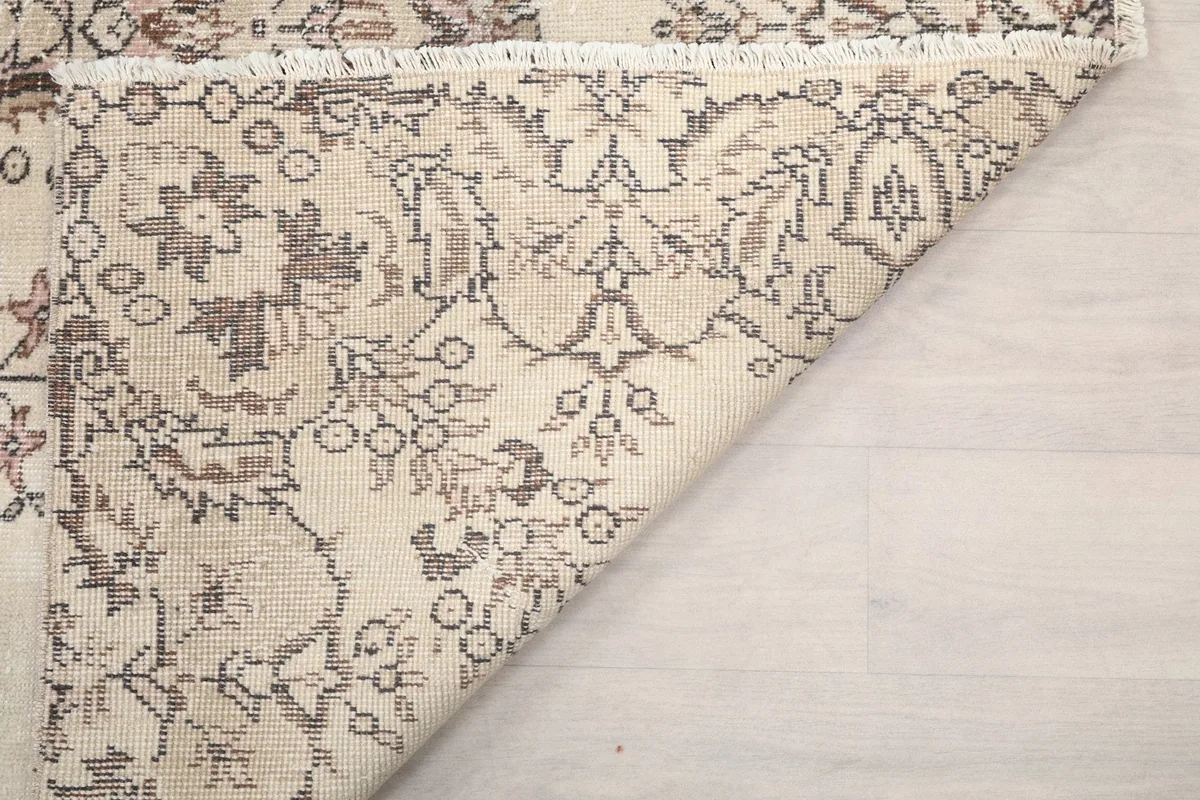 Another folded corner revealing the cotton foundation and wool pile