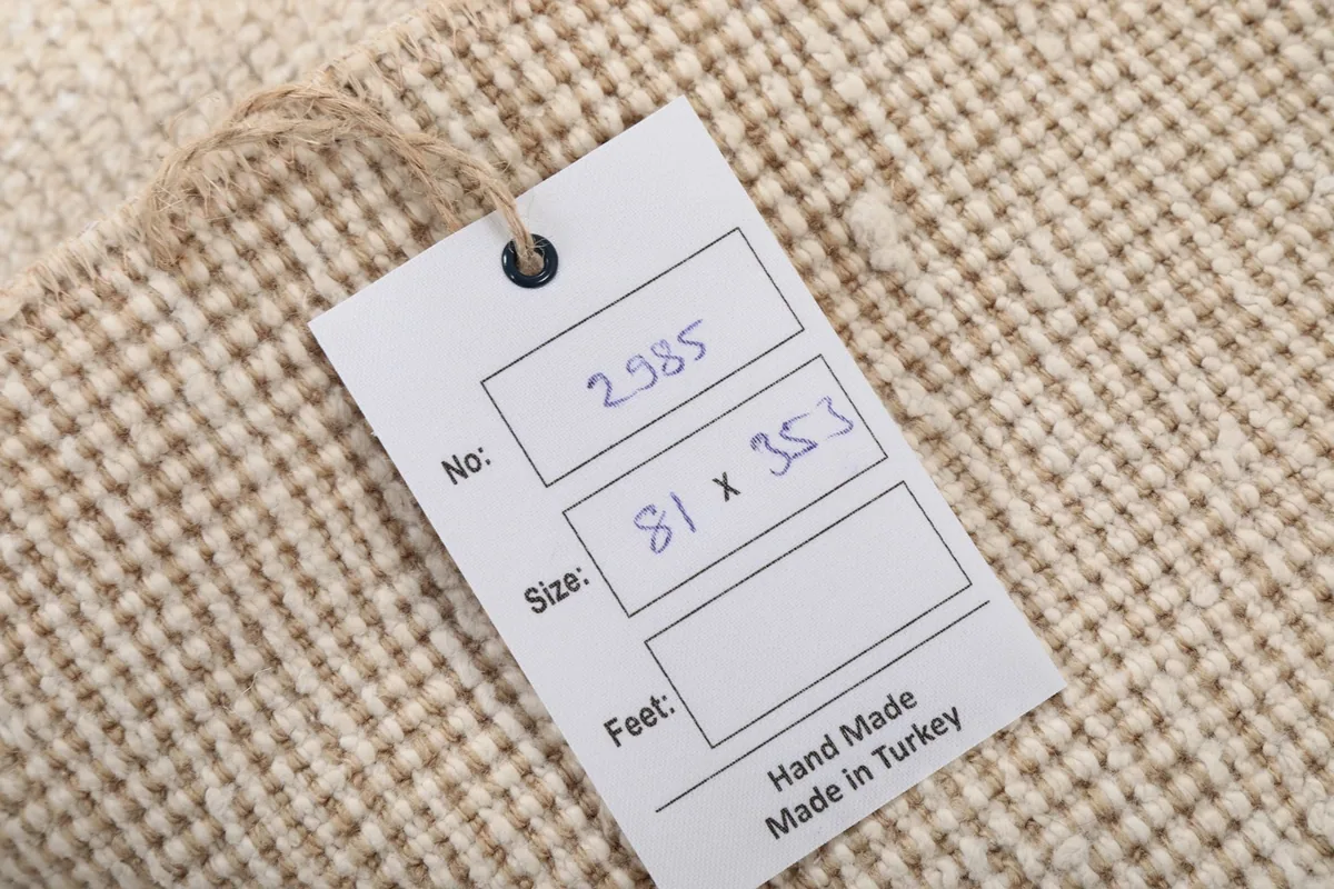 Product tag on the back of the rug, displaying the item number and size in centimeters