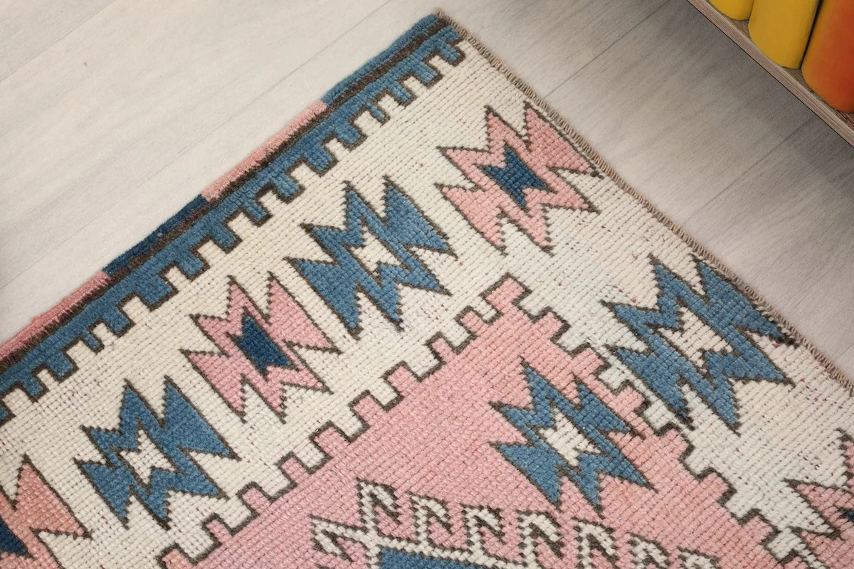 Close-up of the upper right corner of the rug, showing the border and corner patterns.