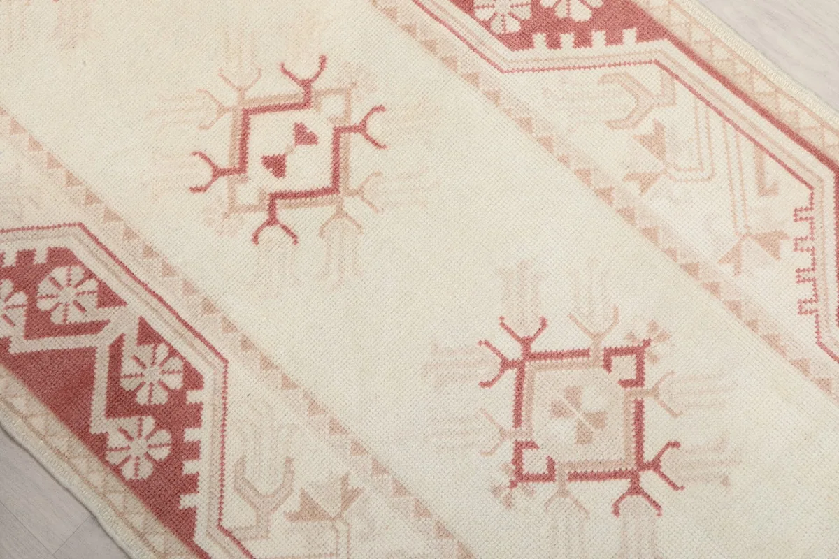 Close-up of the central geometric motifs and the subtle color variations in the pile