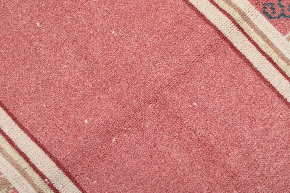 Close-up of the low wool pile of the pink central area, showing natural variations.