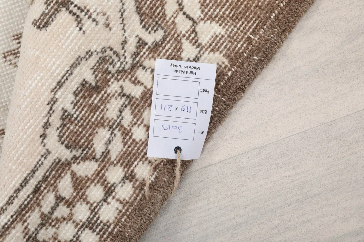 Detail of the rug's label showing dimensions and origin