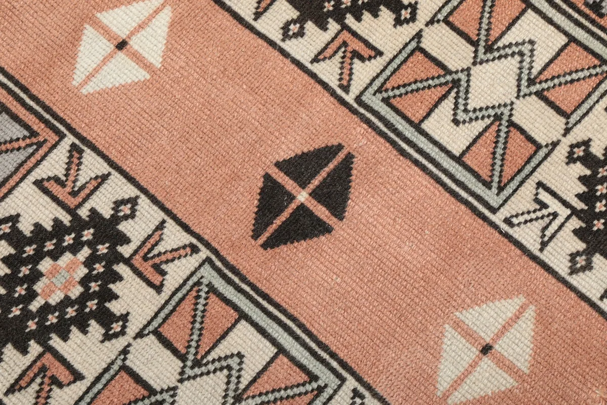Close-up of the rose field with black and cream diamond shapes, highlighting the low pile