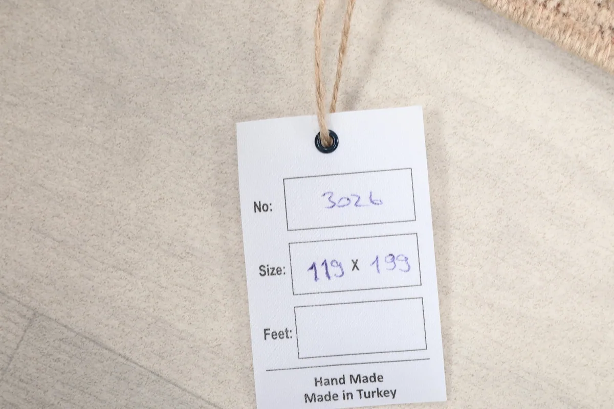 Product tag displaying the rug's unique number and size in centimeters