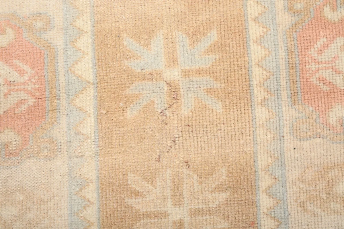 Close-up of the central tan field showing subtle wear and geometric star-like patterns