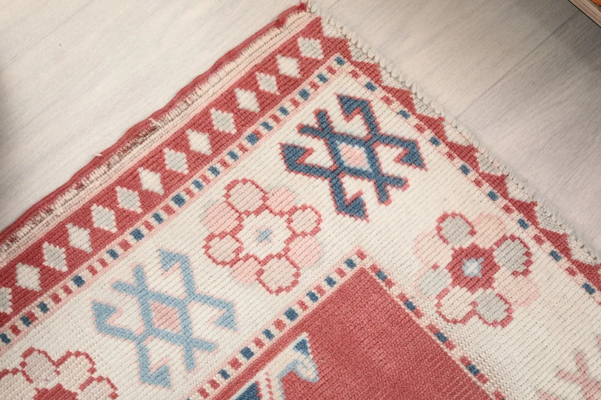 Angled view of the rug's corner, showing the border design and fringe