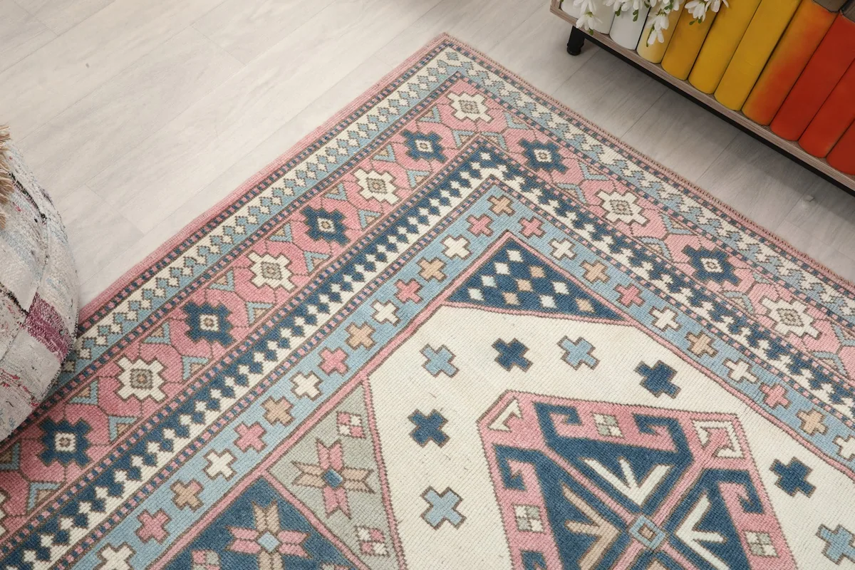 Corner view of the rug, focusing on the detailed border work and the transition to the main field