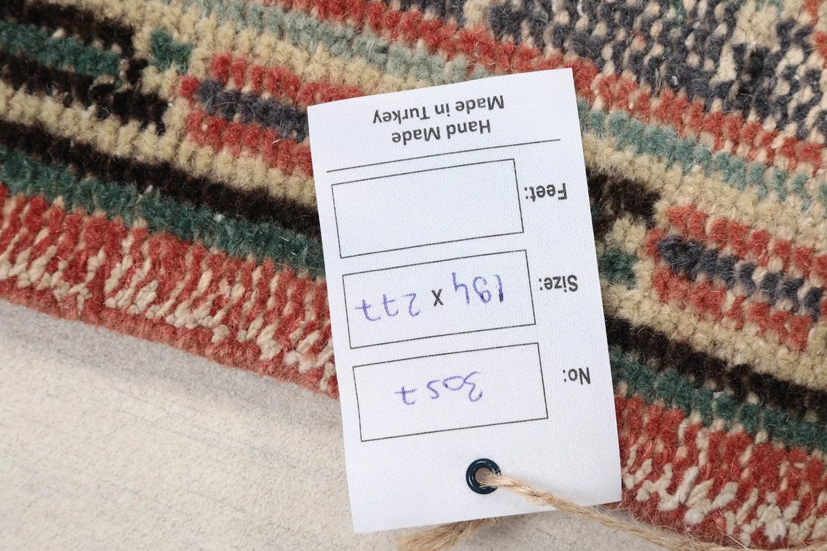 Product tag on the rug, confirming 'Hand Made in Turkey' and dimensions 194 x 277 cm