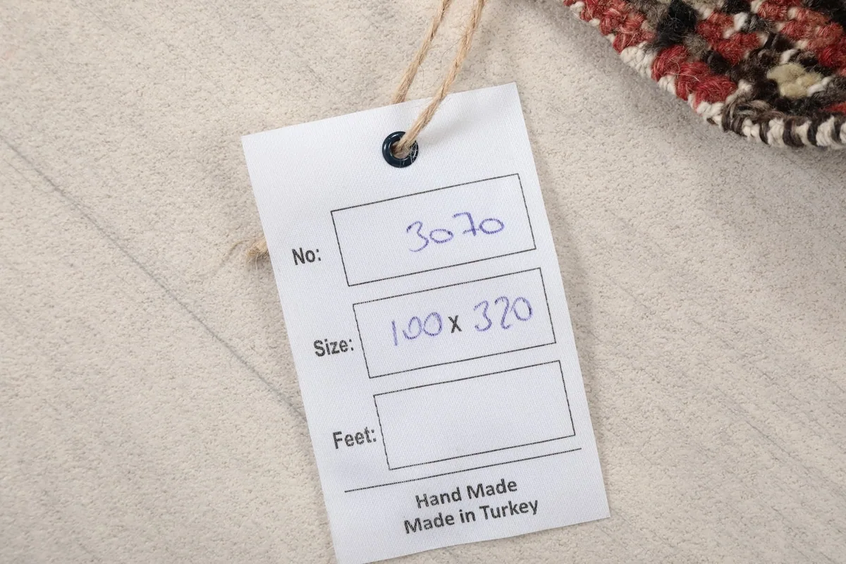 Product tag showing the rug's identification number and size in centimeters