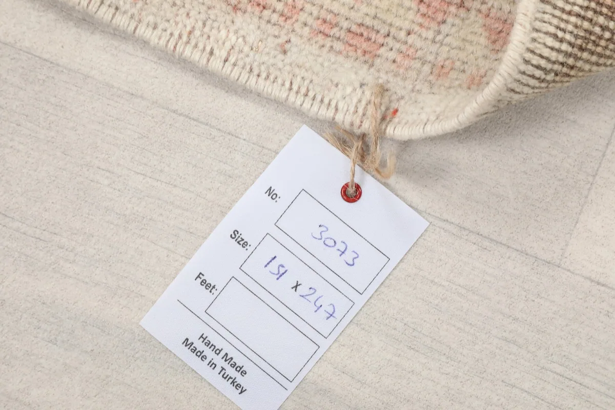 Product tag displaying the rug's dimensions in centimeters and confirming it is handmade in Turkey