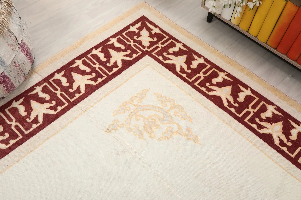 Corner perspective of the rug, showing the border and corner design