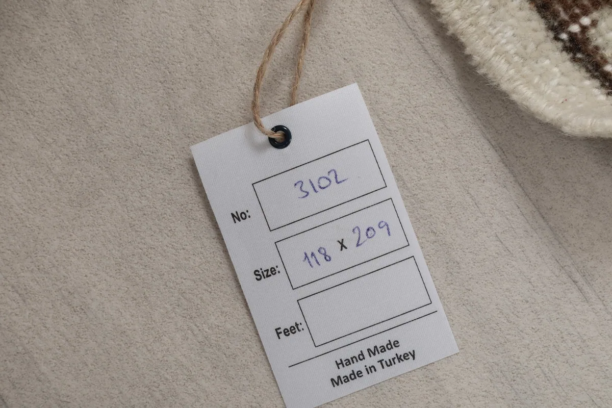 Product tag showing the rug's inventory number and dimensions in centimeters, confirming its origin.