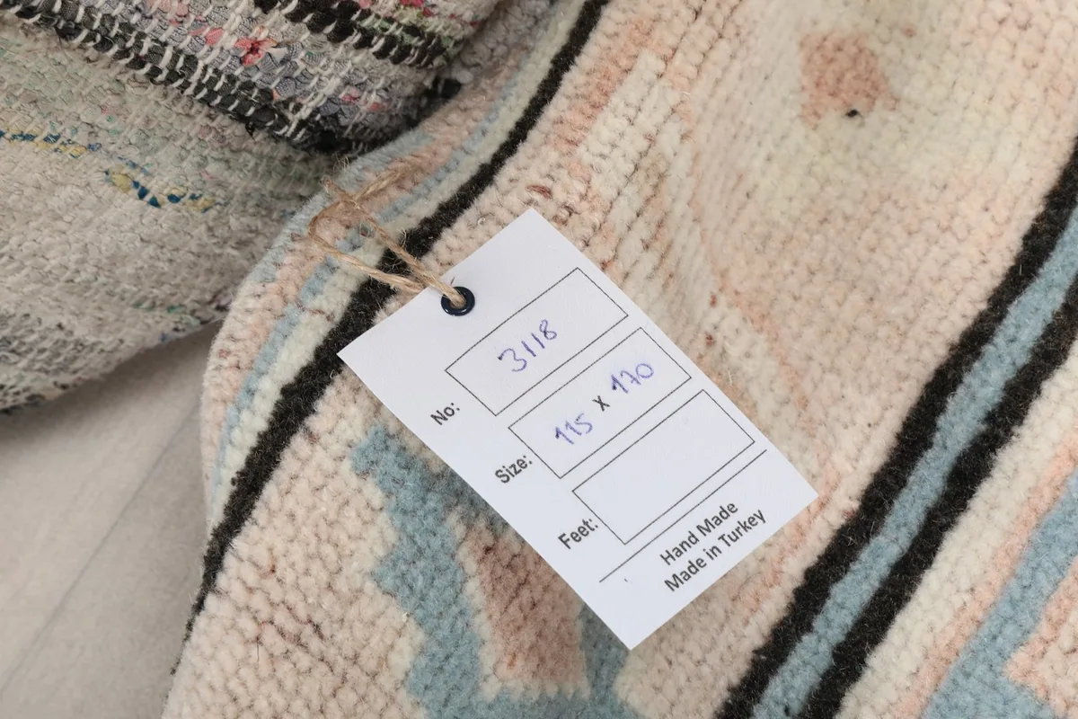 Label showing the rug's size (115 x 170 cm) and origin (Hand Made in Turkey).