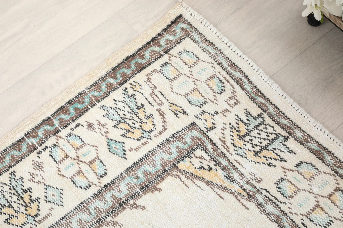 Close-up of the Ivory Tribal Medallion Rug's corner and border design.