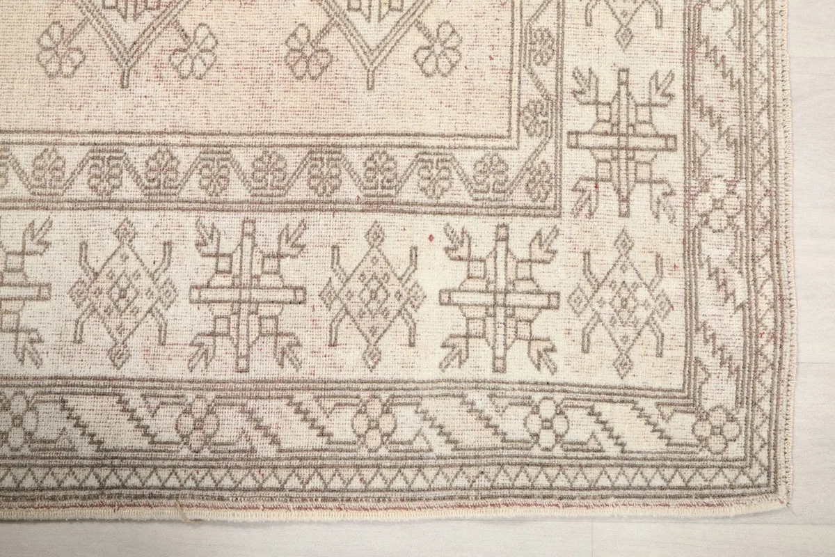 Detailed view of the corner border and main field geometric motifs.