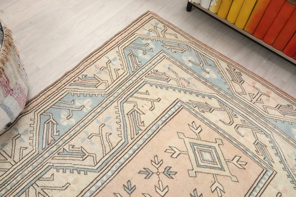 Angled view of the corner of the rug, highlighting the border design